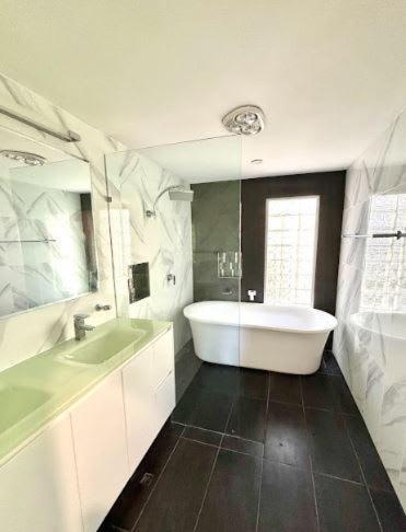 Generous 4-bed 3-bath In Seven Hills Holiday home