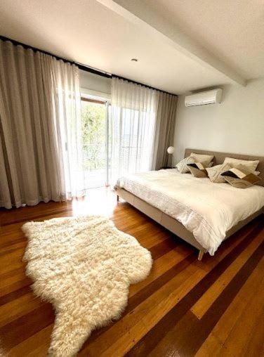 Holiday home Generous 4-bed 3-bath In Seven Hills