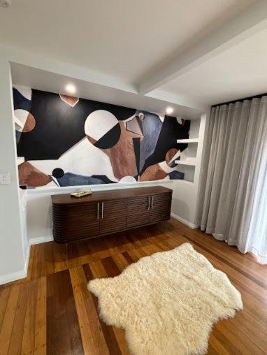 Generous 4-bed 3-bath In Seven Hills Holiday home