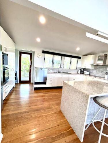 Holiday home Generous 4-bed 3-bath In Seven Hills Brisbane