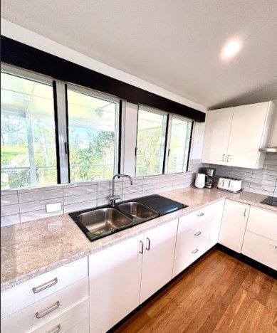 Holiday home Generous 4-bed 3-bath In Seven Hills Brisbane
