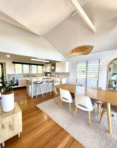 Generous 4-bed 3-bath In Seven Hills Holiday home *