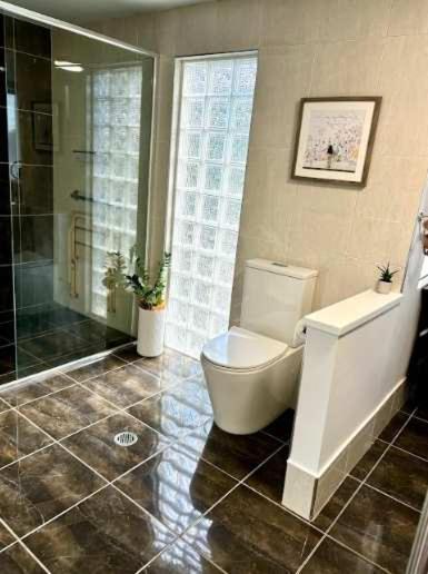Generous 4-bed 3-bath In Seven Hills Brisbane