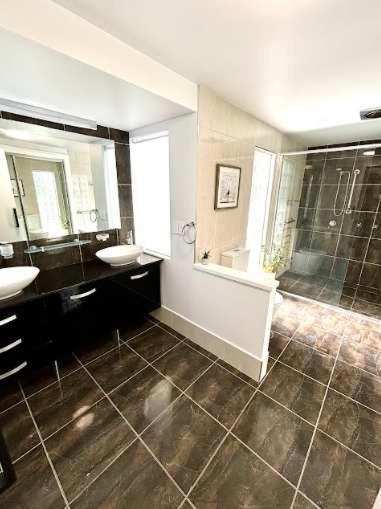 Generous 4-bed 3-bath In Seven Hills Holiday home Brisbane